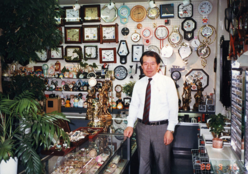 店内_オプトナカムラ初代社長