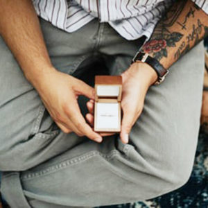 男性ひとりで婚約指輪の下見をするときの注意点